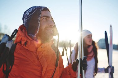 İki etkin kayakçı