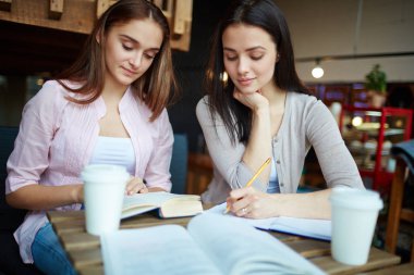 Öğrenciler birlikte okuyorlar.