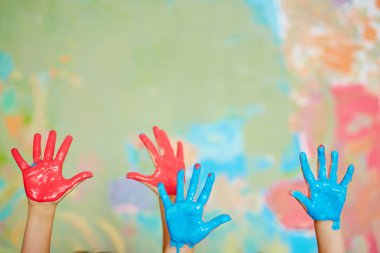 çocukça avuç içi boya ile renkli