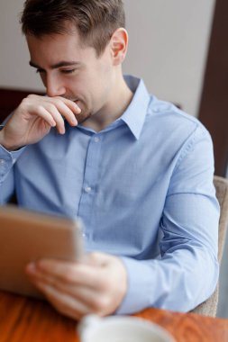  Kafede oturan genç adam