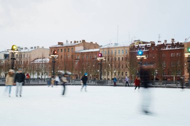 buz pistinde paten insanlar rakamlar