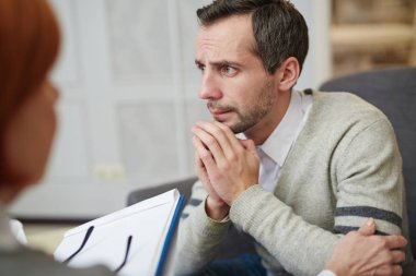 Adam ziyaret psikolog