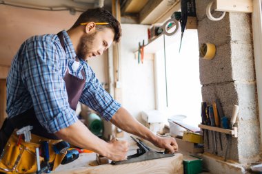 Usta ahşap ile çalışma 