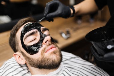 Arındırıcı maske ile adam