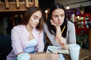 Öğrenciler birlikte okuyorlar.