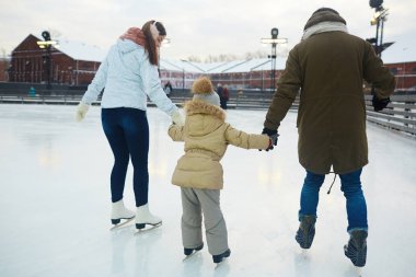 Buz pateni pisti üzerinde aile