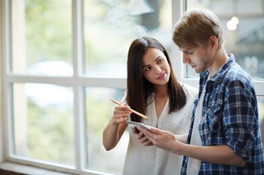  dizüstü bilgisayar kullanan gençlerin