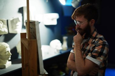 Resim için çizim yapan öğrenci 