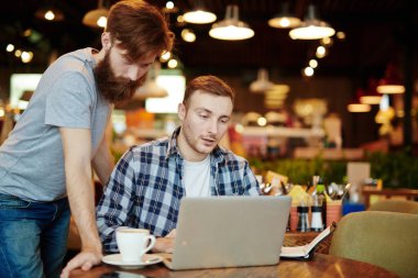 dizüstü bilgisayar kullanarak dostu gençler