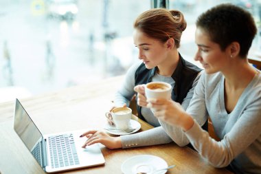 Yeni proje tartışıyor arkadaşları