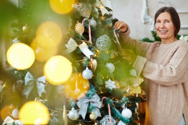 kadın dekorasyon Xmas ağacı