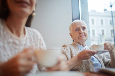 Kafede üst düzey kadın