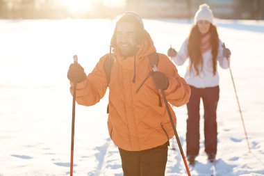 İki etkin kayakçı
