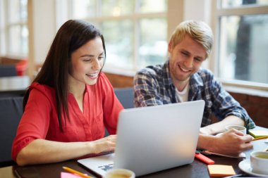  dizüstü bilgisayar kullanan gençlerin