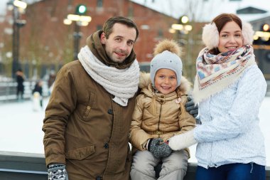 Buz pateni pisti üzerinde aile