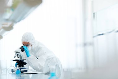 laboratuarda çalışan bilim adamı