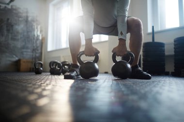 adam Kettlebells kaldırma