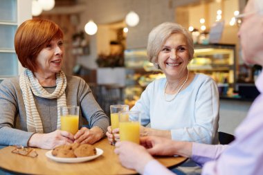 Kafede vakit yaşlılar