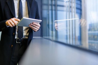 touchpad ile işadamı 