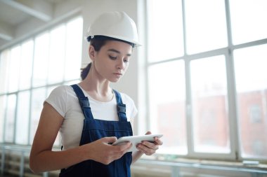 Kask içinde genç mimar