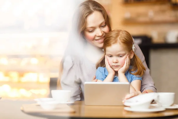 Mère et enfant utilisant la tablette numérique — Photo