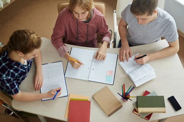 Studentów odrabiania lekcji — Zdjęcie stockowe