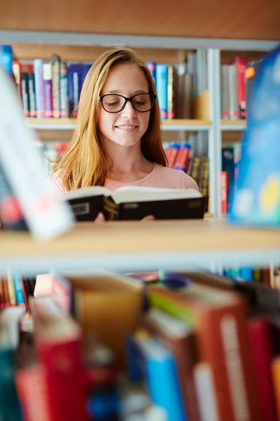 Universiteitsstudent in bibliotheek — Stockfoto