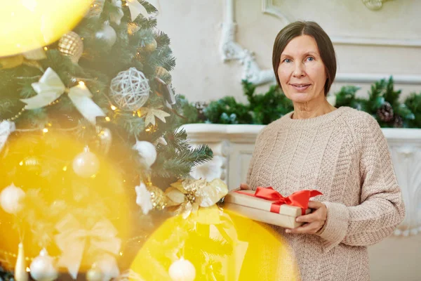 Vrouw met doos van de gift — Stockfoto