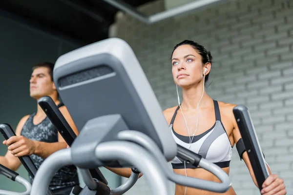 Frau und Mann trainieren im Fitnessstudio — Stockfoto