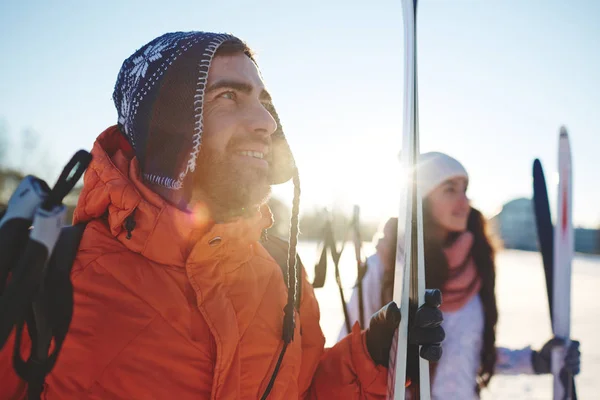 Two active skiers — Stock Photo, Image