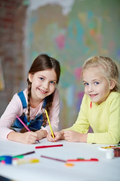 Girsl disegno a lezione — Foto Stock