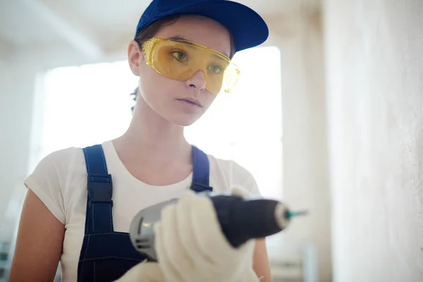 Woman with electric drill — Stock Photo, Image