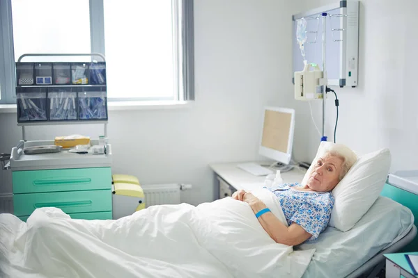 Femme âgée à l'hôpital — Photo