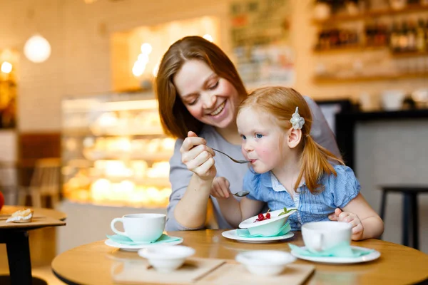 Madre e hijo en la cafetería — Foto de Stock