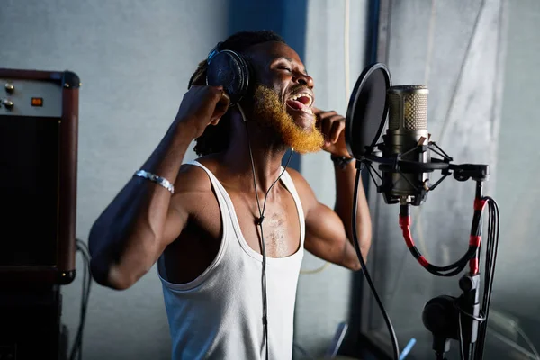 Cantante cantando sus canciones — Foto de Stock