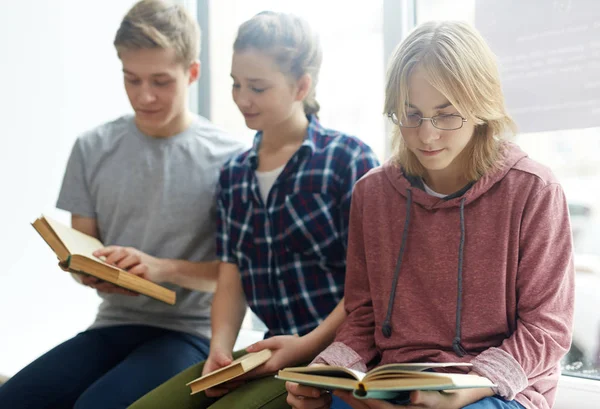 Estudiantes universitarios leyendo libros — Foto de Stock