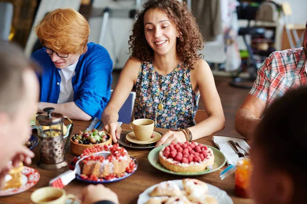 Freunde bei festlicher Tafel versammelt — Stockfoto