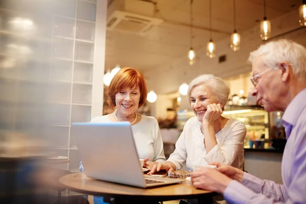 Senioren verbringen Zeit im Café — Stockfoto