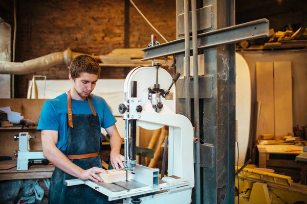 Fabricante de corte tablero de madera — Foto de Stock