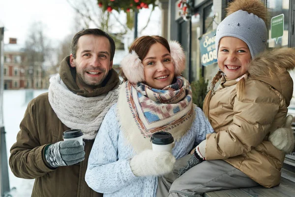 Aile birlikte vakit geçiriyor. — Stok fotoğraf