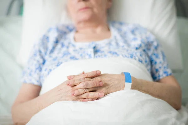 Äldre kvinna på sjukhus — Stockfoto