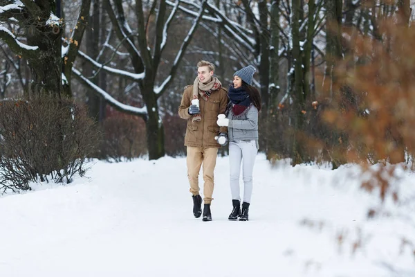 Couple in wither park — Stock Photo, Image