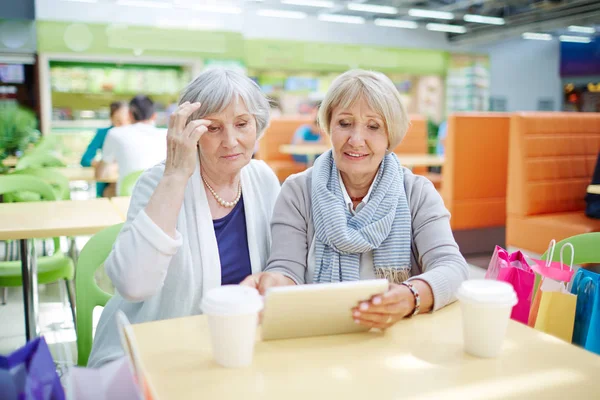 Μεσήλικες γυναίκες σε café — Φωτογραφία Αρχείου
