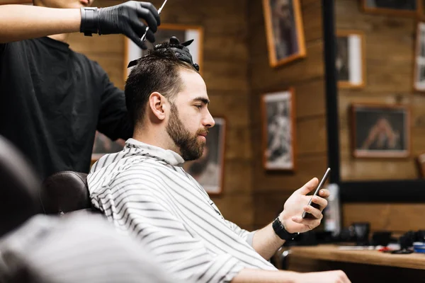 L'homme a une coupe de cheveux — Photo