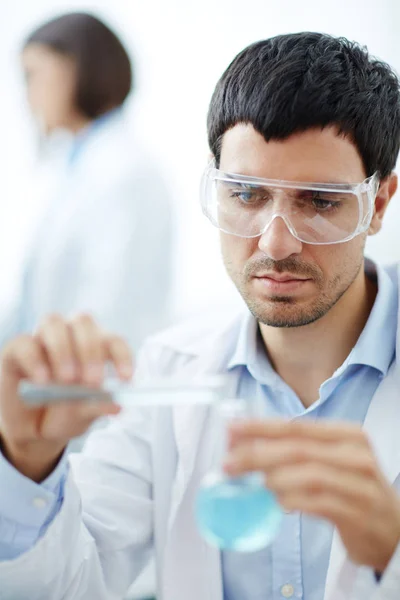 Researcher mixing two samples — Stock Photo, Image