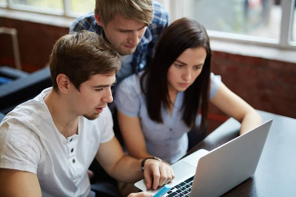  dizüstü bilgisayar kullanan gençlerin