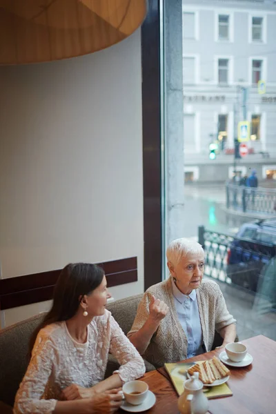 Ανώτερος γυναίκες σε café — Φωτογραφία Αρχείου