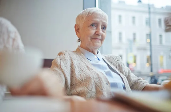 Mujer mayor en la cafetería — Foto de Stock