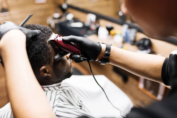 Hairdresser trimming his client hair — Stock Photo, Image