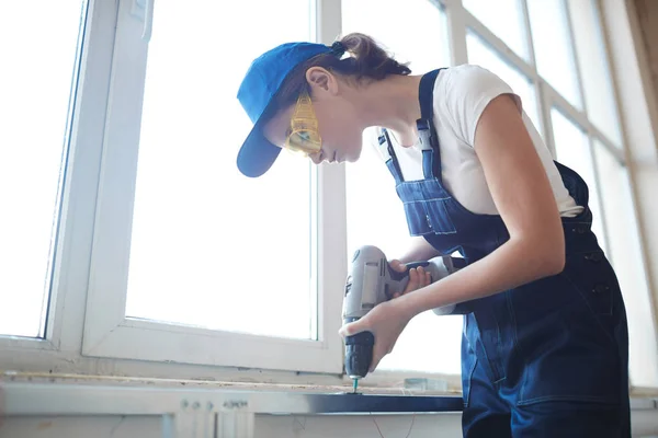 Young woman Drilling — Stock Photo, Image